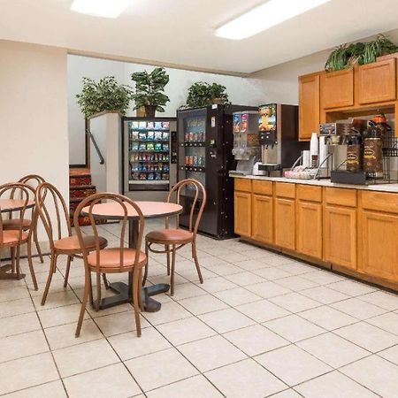 Quality Inn & Suites Earth City Extérieur photo