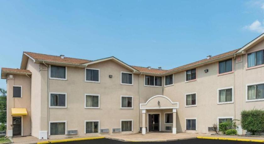 Quality Inn & Suites Earth City Extérieur photo
