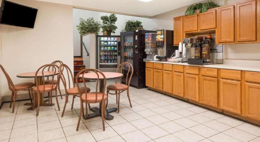 Quality Inn & Suites Earth City Extérieur photo