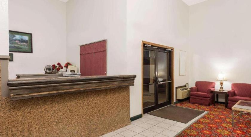 Quality Inn & Suites Earth City Extérieur photo