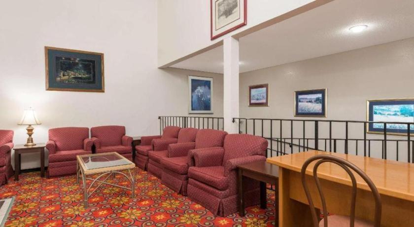 Quality Inn & Suites Earth City Extérieur photo
