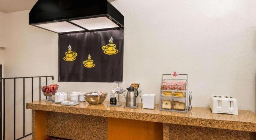 Quality Inn & Suites Earth City Extérieur photo